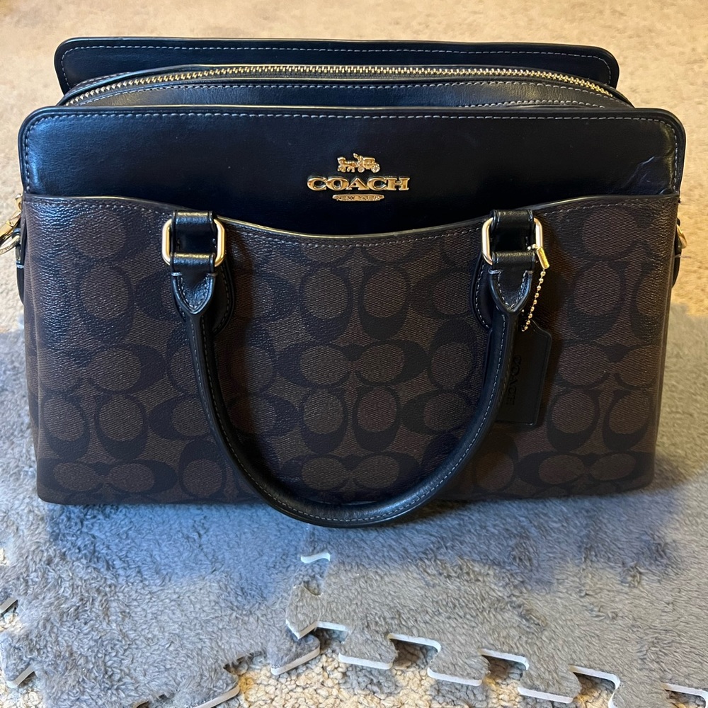 COACH HANDBAG - EXCELLENT CONDITION